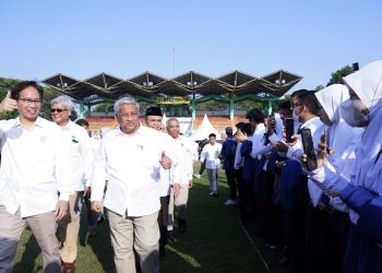 Rektor dan jajaran pimpinan ITS menyapa para mahasiswa baru ITS 2023 yang bersiap mengikuti acara pengukuhan di Stadion ITS.
