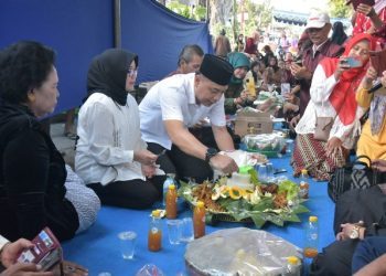 Wali Kota Surabaya Eri Cahyadi menghadiri acara sedekah bumi di kampung RW X, Kelurahan Ngagelrejo, Kecamatan Wonokromo,