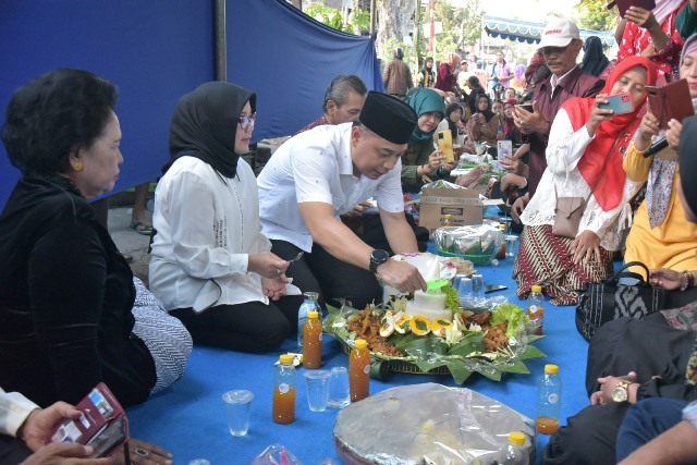 Wali Kota Surabaya Eri Cahyadi menghadiri acara sedekah bumi di kampung RW X, Kelurahan Ngagelrejo, Kecamatan Wonokromo,