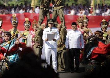 Wali Kota Surabaya Eri Cahyadi menjadi inspektur upacara dalam upacara peringatan HUT ke-78 Kemerdekaan Republik Indonesia di Taman Surya, Balai Kota Surabaya.