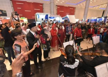 Wali Kota Surabaya Eri Cahyadi meninjau stand dalam pembukaan Surabaya Great Expo (SGE) 2023 di Exhibition Hall Grand City Surabaya.