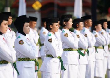 Para Pasukan Pengibar Bendera (Paskibra) Jatim 2023 yang dikukuhkan di halaman Gedung Negara Grahadi Surabaya.