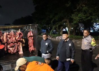 Pemantauan penjualan daging sapi oleh tim PD Rumah Potong Hewan (RPH) Surabaya.