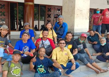Foto bersama SMSI Kota Surabaya dengan para relawan Gerakan Resik-Resik Masjid  di Masjid Ampel Denta.