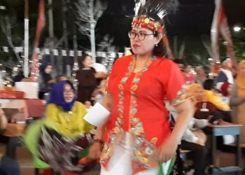 Salah satu penampilan peserta fashion show di Senja Surya Pasar Kembang, Surabaya.