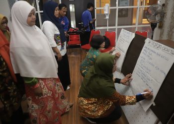 Para orang tua yang menuliskan harapan mereka terhadap pencegahan kekerasan dan eksploitasi anak.