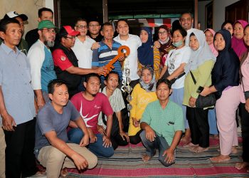 Penyerahan kunci oleh Wali Kota Surabaya Eri Cahyadi terhadap masyarakat yang terdampak penggusuran.