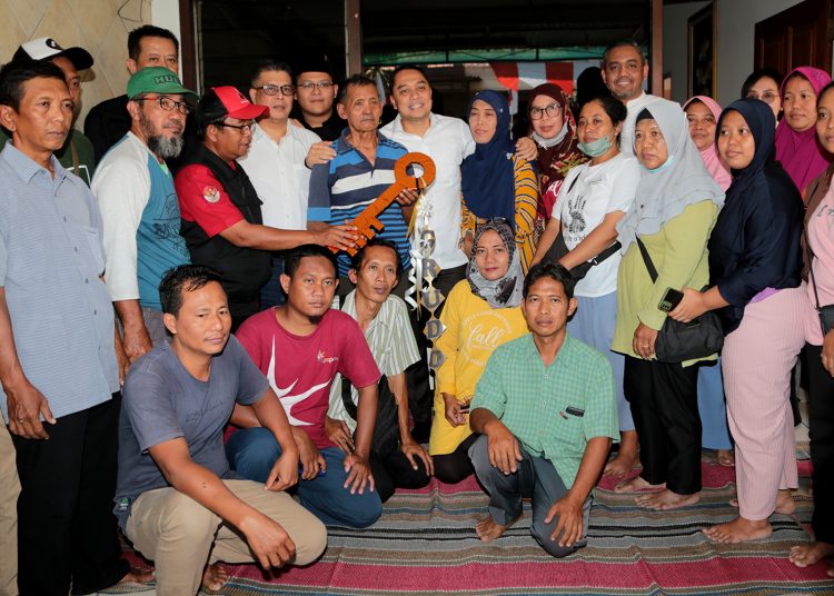 Penyerahan kunci oleh Wali Kota Surabaya Eri Cahyadi terhadap masyarakat yang terdampak penggusuran.