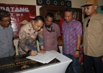 Wali Kota Surabaya Eri Cahyadi menandatangani komitmen bersama antara pemkot dan RT/RW untuk menuntaskan permasalahan di perkampungan.