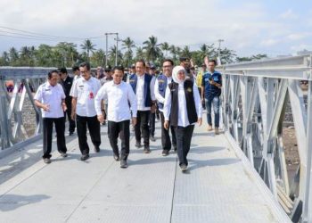 Gubernur Jatim Khofifah Indar Parawansa meninjau Jembatan Mujur II di Desa Kloposawit, Kecamatan Candipuro, Lumajang. Sebelumnya jembatan ini putus akibat banjir lahar dingin Gunung Semeru pada 7 Juli 2023 lalu.