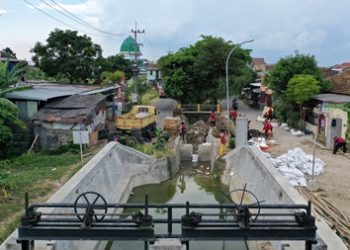 Foto dokumentasi perbaikan salah satu saluran. Pemkot Surabaya melakukan berbagai upaya sebagai antisipasi genangan di musim hujan nanti.
