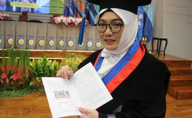 Guru besar ke-164 ITS Prof Dr Katherin Indriawati ST MT menunjukkan ilustrasi alat pengujian dalam penelitiannya.