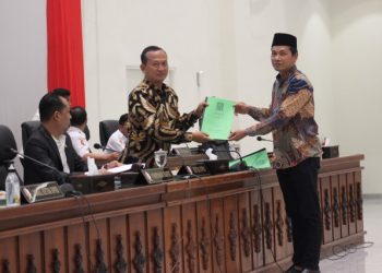 Penyerahan pandangan umum salah satu fraksi di DPRD Bojonegoro terkait Raperda P-APBD tahun 2023.