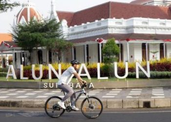 Wali Kota Surabaya Eri Cahyadi berangkat ke Balai Kota menggunakan sepeda onthel.