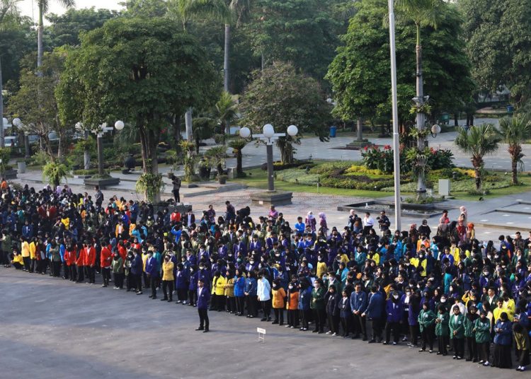 Ribuan mahasiswa mengikuti Apel Penugasan MSIB di halaman Taman Surya.