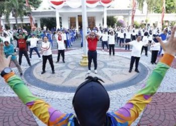 Senam bersama dilakukan sebelum penyerahan piagam penghargaan kepada pemenang lomba antar OOD, BUMD dan Pokja wartawan di halaman kantor Gubernur Jawa Timur.