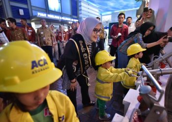 Bunda PAUD Surabaya Rini Indriyani menyaksikan anak-anak di Kidzania praktik belajar yang menyenangkan.