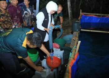 Gubernur Jawa Timur Khofifah Indar Parawansa menyalurkan bantuan air bersih kepada warga terdampak kekeringan di Desa Pasrepan, Kecamatan Pasrepan, Kabuoaten Pasuruan.