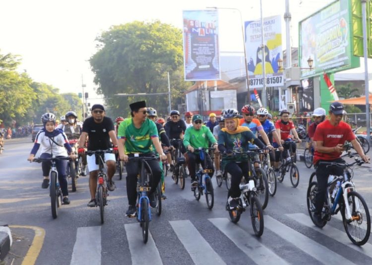 Gubernur Jawa Timur Khofifah Indar Parawansa gowes bareng Bupati Sidoarjo Ahmad Muhdlor Ali dan masyarakat yang bertajuk Gowes Gemilang.