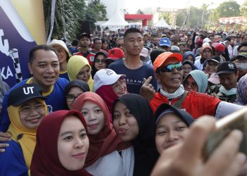 Wali Kota Surabaya Eri Cahyadi di sela jalan santai yang digelar oleh Universitas Terbuka (UT) Surabaya bersama Pemerintah Kota (Pemkot) Surabaya di Taman Surya.