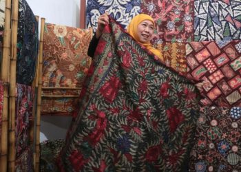 Gubernur Jawa Timur Khofifah Indar Parawansa mengunjungi Kampung Batik Tulis Jetis di Dusun Jetis, Kelurahan Lemahputro, Sidoarjo.