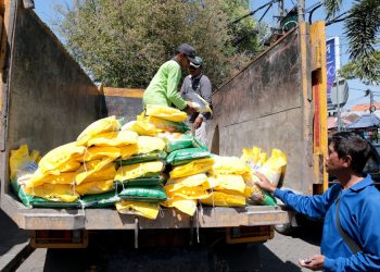 Salah satu operasi pasar komoditi beras yang dilakukan di Pasar Tambahrejo, Surabaya.