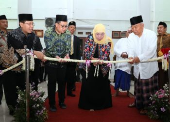 Gubernur Jawa Timur Khofifah Indar Parawansa menggunting untaian bunga dalam peresmian gedung asrama mahasiswa luar negeri KH Abdul Chalim di kompleks Universitas KH Abdul Chalim Mojokerto.