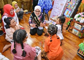 Bunda PAUD Surabaya Rini Indriyani dalam sharing praktik baik pembelajaran dalam rangka transisi PAUD ke SD/MI yang menyenangkan di Grammar School Surabaya.