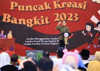Sekdaprov Jatim Adhy Karyono dalam puncak Kreasi Bangkit 2023 Hari Indonesia Menabung di Kantor Regional 4 Otoritas Jasa Keuangan (OJK) Jatim.