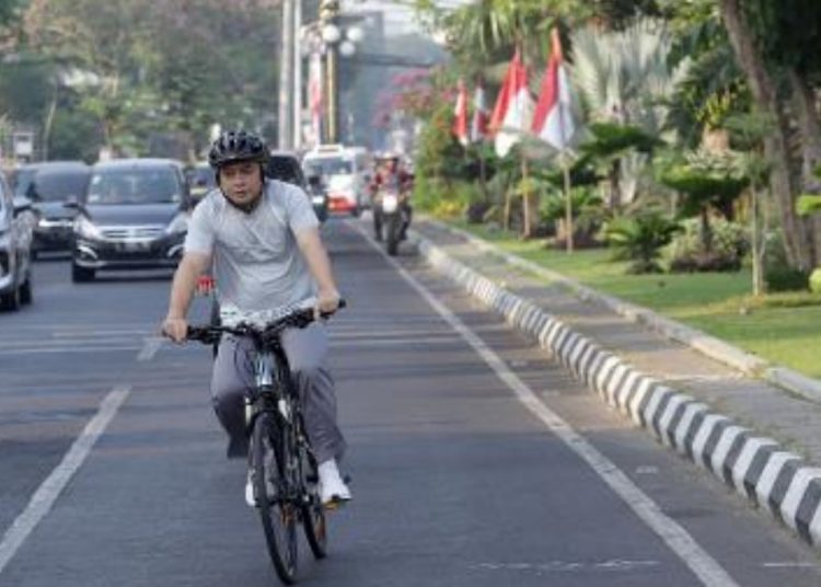 Wali Kota Surabaya Eri Cahyadi bersepeda dari kediamannya di daerah Ketintang menuju Balai Kota Surabaya.