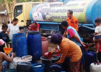 Salah satu pendistribusian air bersih oleh Badan Penanggulangan Bencana Daerah Bojonegoro.