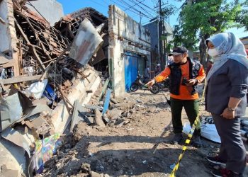 Badan Penanggulangan Bencana Daerah (BPBD) mengecek rumah ambruk di Jalan Kapasari Surabaya.
