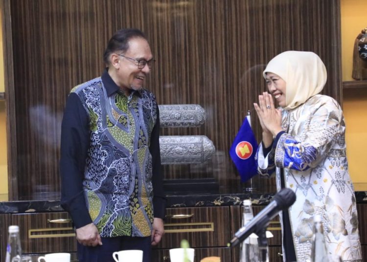 Gubernur Jawa Timur Khofifah Indar Parawansa dengan Perdana Menteri (PM) Malaysia YAB Dato' Seri Anwar Ibrahim.