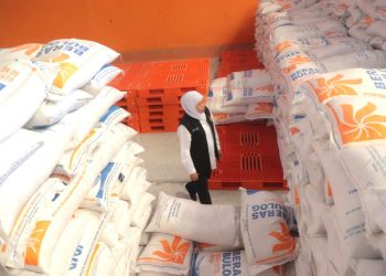 Gubernur Jawa Timur Khofifah Indar Parawansa secara khusus meninjau Gudang Bulog di kawasan Banjar Kemantren, Buduran, Sidoarjo.