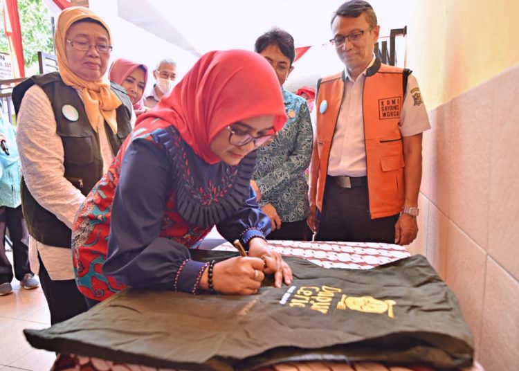 Ketua Tim Penggerak PKK Kota Surabaya Rini Indriyani meresmikan Dapur Ceria di Kupang Panjaan 4, RT 05/ RW 04, Kelurahan Dr. Soetomo, Kecamatan Tegalsari.