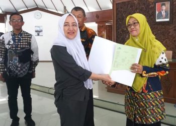 Bupati Anna Mu'awanah menyerahkan SK purna tugas kepada PNS di Pendopo Malowopati Pemkab Bojonegoro,