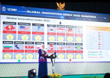 Gubernur Jawa Timur Khofifah Indar Parawansa memberikan kuliah umum pada mahasiswa penerima beasiswa dari Pemprov Jatim program S1 Universitas Al-Azhar Kairo Mesir, S1, S2, S3 PTKI, dan M1 Ma'had Aly yahun 2023 di Dyandra Convention Center Surabaya.