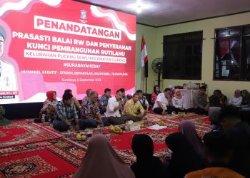 Wali Kota Surabaya Eri Cahyadi berbincang dengan warga di sela meresmikan balai RW III, Kelurahan Pucang Sewu, Kecamatan Gubeng.