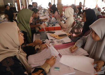 Para mahasiswa yang lolos seleksi melakukan proses daftar ulang di Gedung Nasional Indonesia.