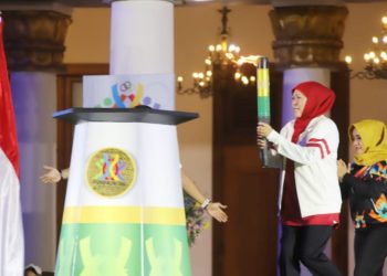 Gubernur Jawa Timur, Khofifah Indar Parawansa membawa obor api Porprov VIII Jawa Timur tahun 2023.