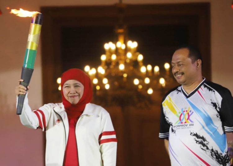 Gubernur Jawa Timur, Khofifah Indar Parawansa menerima kirab obor api Pekan Olahraga Provinsi VIII Jawa Timur tahun 2023.