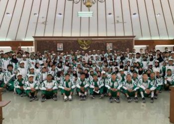 Para atlet Bojonegoro berfoto bersama dalam pemberangkatan ke Pekan Olahraga Provinsi (Porprov) Jatim VIII Tahun 2023.