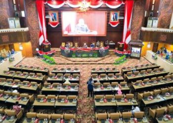 Suasana penyampaian nota keuangan atas Raperda tentang Perubahan APBD Tahun 2023 dalam sidang paripurna di DPRD Provinsi Jatim.