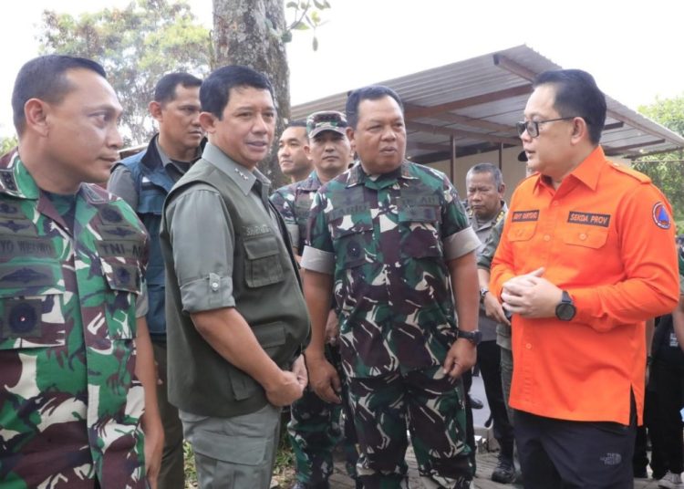 Sekdaprov Jatim Adhy Karyono mendampingi Kepala BNPB Letjen TNI Suharyanto meninjau lokasi Karhutla di kawasan Gunung Arjuno-Welirang.
