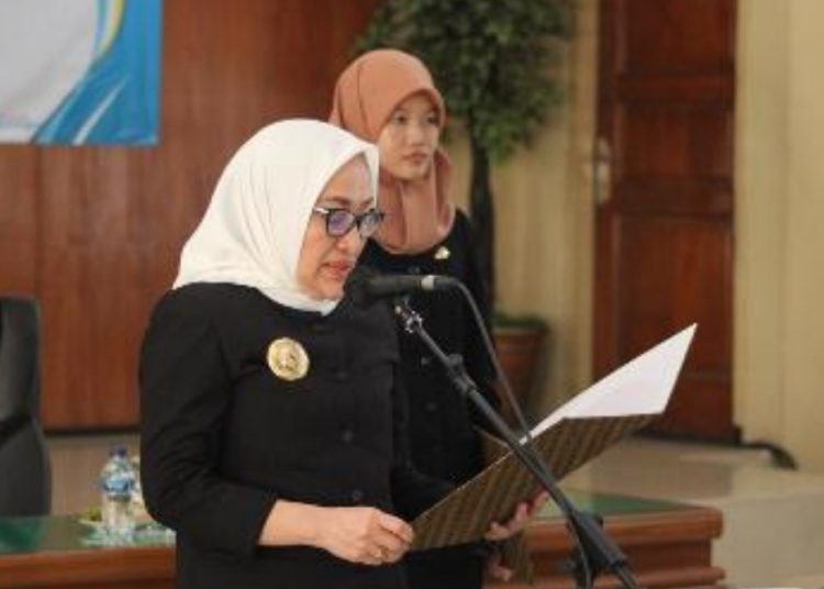 Bupati Anna Mu'awanah dalam pelantikan pejabat pengawas dan kepala sekolah di lingkup Pemkab Bojonegoro.