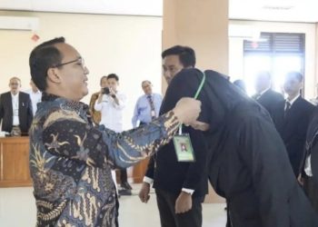 Pengalungan tanda peserta dalam kegiatan  Pelatihan Kepemimpinan Administrator bagi pejabat eselon III di Pemkab Bojonegoro.