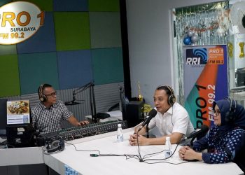 Eri Cahyadi bersama  Rini Indriyani menjadi presenter berita di Radio Republik Indonesia (RRI) dalam rangka peringatan Hari Radio Nasional ke-78.