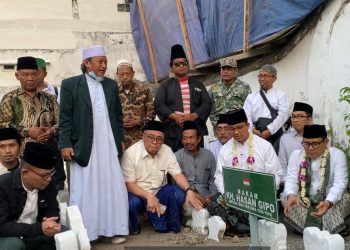 Muhaimin Iskandar dan Anies Baswedan di makam KH Hasan Gipo. Sebelumnya ziarah juga dilakukan di makam Sunan Ampel.