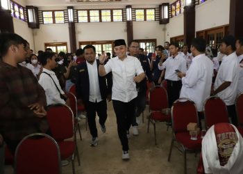 Wali Kota Surabaya Eri Cahyadi saat menghadiri konsolidasi akbar Karang Tarura Surabaya di Balai Pemuda.