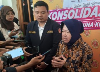 Menteri Sosial Tri Rismaharini memberikan keterangan kepada awak media massa di sela konsolidasi akbar Karang Taruna Surabaya.